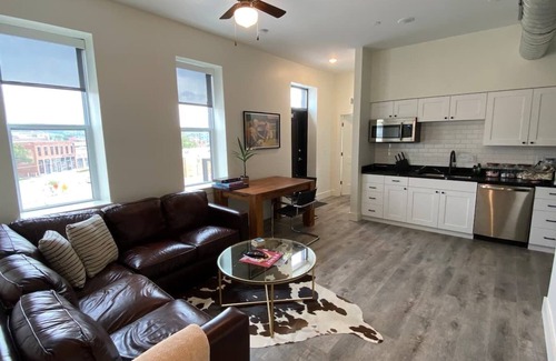 Westside North House | Private Balcony | Walk to Everything | 2+2