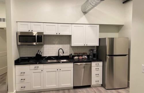Westside North House | Private Balcony | Walk to Everything | 2+2