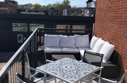 Westside North House | Private Balcony | Walk to Everything | 2+2