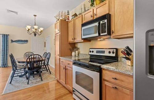 Hampton Condo | Private Balcony | Walk to Beach | Penthouse Living