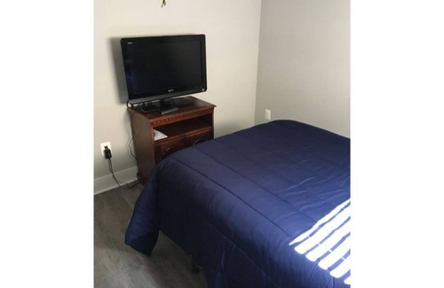 Ferndale Apartment | Private Basement Apt mins from BWI- Glen Burnie MD