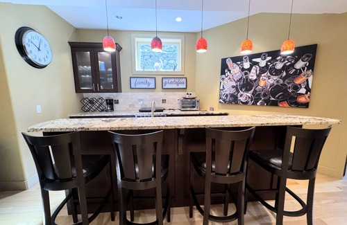 Central Okanagan House | Private basement suite on Knox Mountain close to downtown, golfing, and hiking