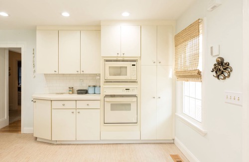 New London House | Private Beach - 5 bedroom, 3 bath, sleeps 10 comfortably - Ocean Glimpses