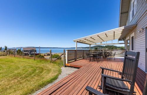 Maxwelton House | Private Beach Access Water Views Sleeps 18 Historic 6BDR Farmhouse w Deck