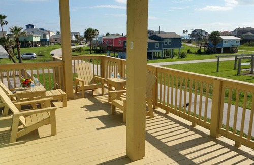 Galveston House | PRIVATE BEACH - AWAY FROM THE CROWDS - Ocean Views -Short drive to MOODY GARDENS, SCHLITTER BAHN, PLEASURE PIER