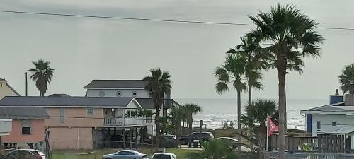 Galveston House | PRIVATE BEACH - AWAY FROM THE CROWDS - Ocean Views -Short drive to MOODY GARDENS, SCHLITTER BAHN, PLEASURE PIER