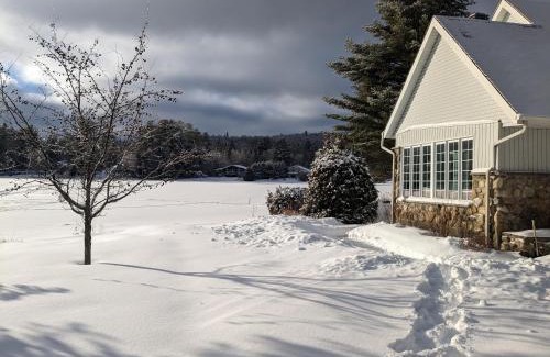 Chertsey Ski Chalet | Private Beach, Jacuzzi & Ski