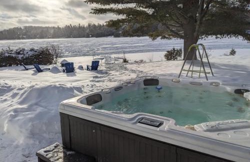 Chertsey Ski Chalet | Private Beach, Jacuzzi & Ski
