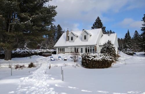 Chertsey Ski Chalet | Private Beach, Jacuzzi & Ski