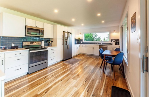 Montague House | Private Beach! Modern, Secluded, Panoramic View, Hi-Speed WiFi on Lake Michigan
