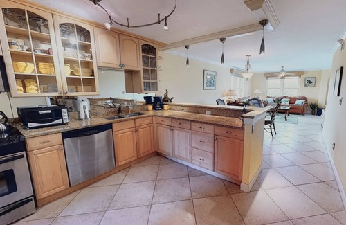Siesta Key Condo | Private Beach | Renovated Bayside Corner Unit | Walk to Turtle Beach | 2 Heated Pools | Tennis!