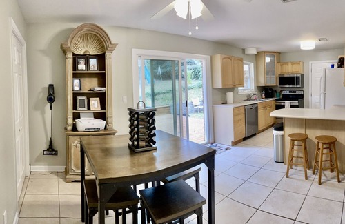 Tallahassee House | Private Bedroom with private bathroom in furnished home 2 Miles to FSU & I-10.