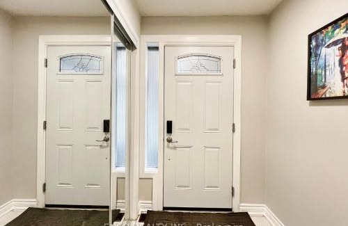 Richmond Hill House | Private Budget Deluxe Room- Next to GO STATION-FREE PARKING-WIFI-