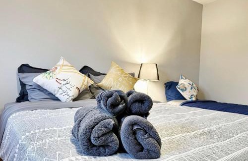 Richmond Hill House | Private Budget Deluxe Room- Next to GO STATION-FREE PARKING-WIFI-