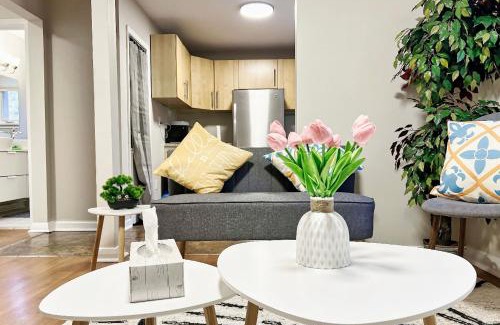 Richmond Hill House | Private Budget Deluxe Room- Next to GO STATION-FREE PARKING-WIFI-