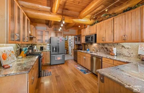 West Fork Cabin | Private Cabin 3 acres, Pool, Playground, Poker