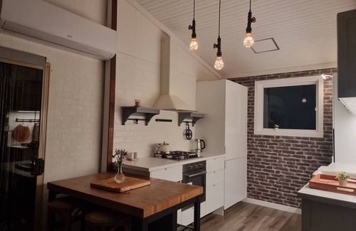 Curra Cabin | Private cabin on 5 acres with WiFi, AC & pet friendly