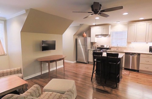 Roswell Cottage | Private Carriage House n 5 miles to Ameris Amphitheater nWalkable to Canton st