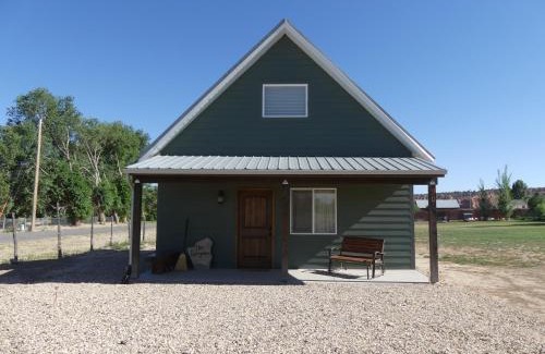 Cannonville House | Private, Charming Cabin - Sleeps 5 - The Evergreen - Bryce Canyon National Park
