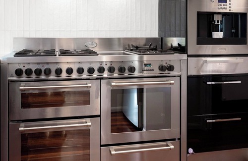 Balmoral House | Private Cinemas, Bar & BBQ; Stylish Getaway 4 Bedroom 2.5 Baths