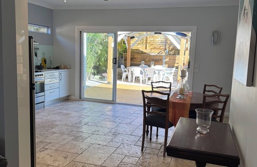 Seaforth House | Private, clean and convenient home, close to beaches, transport and restaurants.