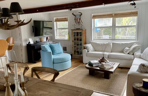 Lonelyville House | Private, comfortable, sweet spot by the bay!!