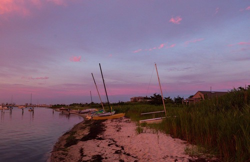 Lonelyville House | Private, comfortable, sweet spot by the bay!!