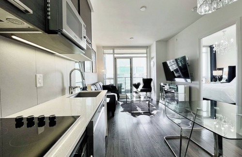 Humber Bay Condo | Private condo located near the water at Parklawn & Lakeshoren