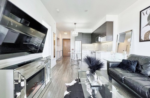 Humber Bay Condo | Private condo located near the water at Parklawn & Lakeshoren