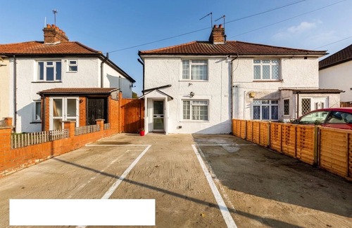 St. Helier Apartment | Private Cosy 2bedroom flat in London|free parking on premise