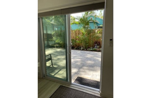 Old Southeast House | Private Cottage & Courtyard, 4 min drive to St Pete, Walk to Bay, 6 mi to Beach