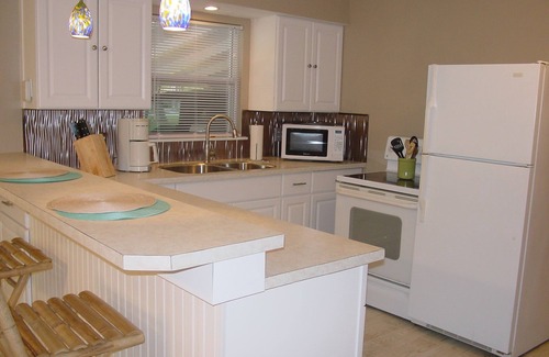 Broadview Manor Cottage | Private Cottage Getaway. Close to the River & downtown River District.
