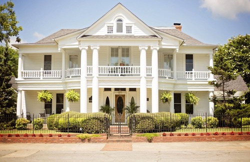 Mena House | Private cottage located on The Carriage House Inn Estate