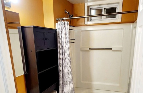 Cream Ridge Apartment | Private & Cozy 2nd Floor Farmhouse Apt, Near the UTT Six Flags & Joint Base MDL!