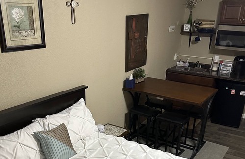 Paola Apartment | Private cozy apartment in small town Kansas