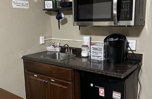 Paola Apartment | Private cozy apartment in small town Kansas