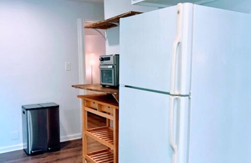 Arlington Apartment | Private & Cozy Basement APT Near D.C. – Pet Friendly, King Bed, Kitchen & More!