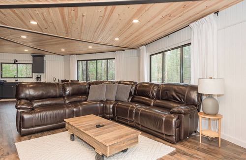 Baldwin Cabin | Private Cozy Cabin in the woods minutes from Baldwin with WiFi, AC and Hot Tub