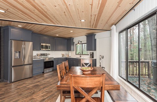 Baldwin Cabin | Private Cozy Cabin in the woods minutes from Baldwin with WiFi, AC and Hot Tub