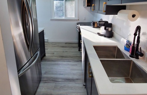 Baddow Cottage | Private & Cozy Kawartha Cottage w/large deck and hot tub