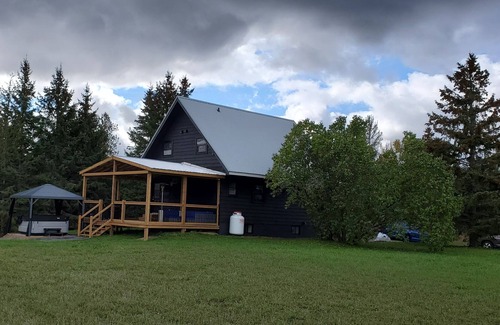 Baddow Cottage | Private & Cozy Kawartha Cottage w/large deck and hot tub