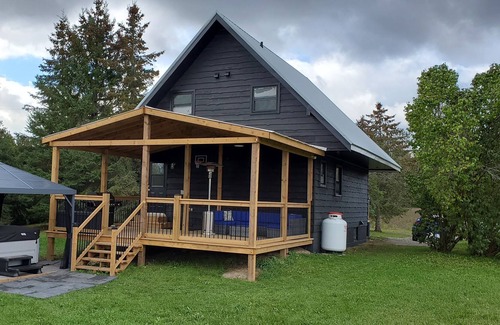 Baddow Cottage | Private & Cozy Kawartha Cottage w/large deck and hot tub