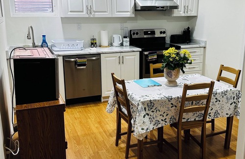 Brampton House | Private, Cozy & Pet Friendly 2 Bedroom+1 Bath Apartment