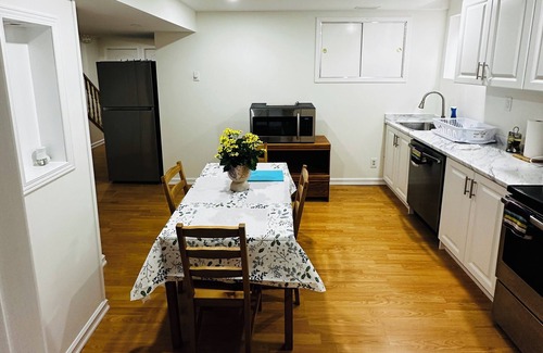 Brampton House | Private, Cozy & Pet Friendly 2 Bedroom+1 Bath Apartment