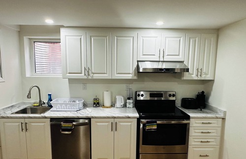 Brampton House | Private, Cozy & Pet Friendly 2 Bedroom+1 Bath Apartment