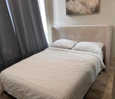 Hurontario Apartment | Private Cozy Room