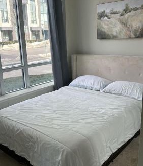 Hurontario Apartment | Private Cozy Room