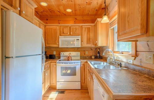 Fleetwood Cabin | Private Creekside Cabin with Hot Tub