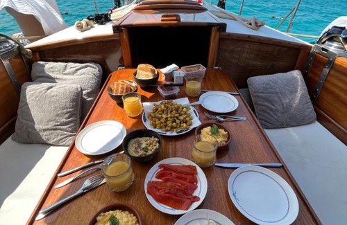 Talamanca Boat Rental | Private cruise on a classic wooden sailboat