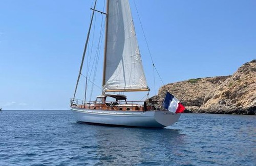 Talamanca Boat Rental | Private cruise on a classic wooden sailboat